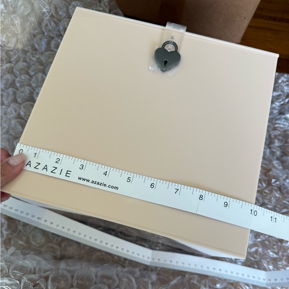 BRAND NEW: Acrylic card box with heart lock and keys - Picture 4 of 9